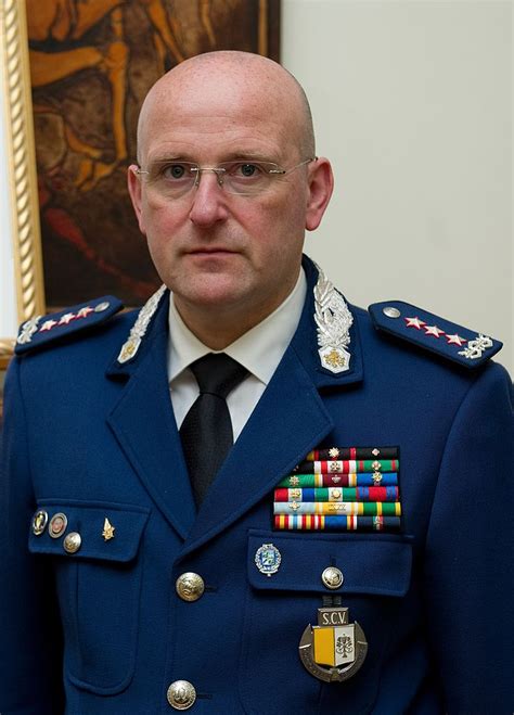 Foto di Domenico Giani in uniforme della Gendarmeria Vaticana