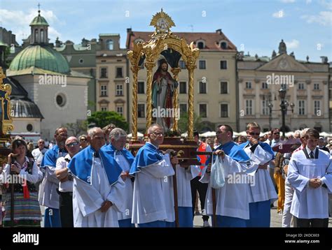 Foto di una celebrazione liturgica cattolica in Africa con elementi culturali locali