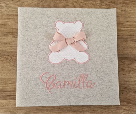 Dettaglio di diverse copertine di album battesimo con varie texture e colori (velluto, tessuto naturale, similpelle)