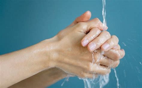 Mani che si lavano ritualmente in contrasto con mani che danno un'offerta
