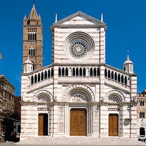 Vista esterna della Basilica del Sacro Cuore a Grosseto, architettura moderna in travertino