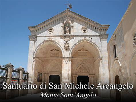 Foto della facciata del Santuario di San Michele Arcangelo