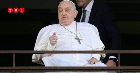 Foto di Papa Francesco che saluta i fedeli durante un'udienza