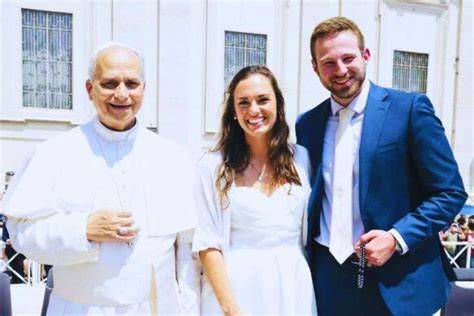 Coppia di sposi novelli vestiti da cerimonia in Piazza San Pietro