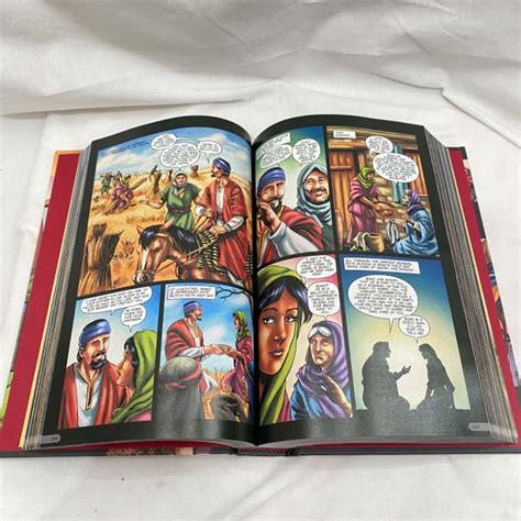 Ritratto dell'illustratore Sergio Cariello con esempi delle sue opere