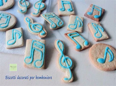 Foto di diverse bomboniere a tema musicale, con note e strumenti