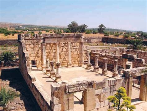 Interno della sinagoga di Cafarnao con i resti archeologici visibili