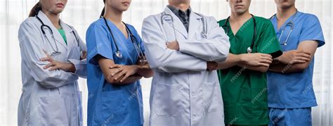 Foto di un team medico professionale in un ambiente clinico