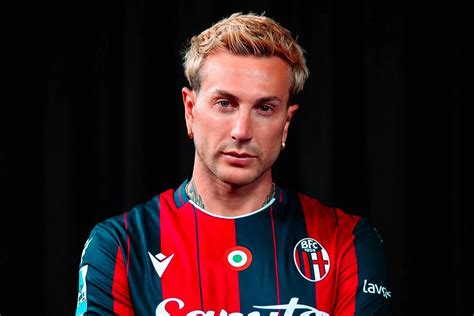 Federico Bernardeschi da giovane con un pallone da calcio