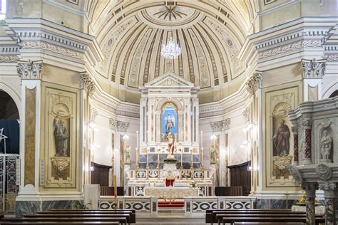 Foto dell'interno della Chiesa San Michele Arcangelo Curti, focalizzata sul presbiterio e il mosaico