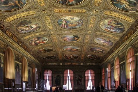 Interno della Sala Giubileo dell'Hotel Filoxenia con opere d'arte esposte