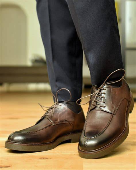 Dettaglio di scarpe Oxford in pelle lucida e calze a microdisegni per uomo