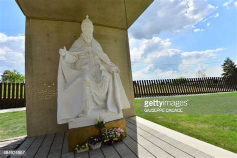Foto del Giardino della Pace a Sotto il Monte con la statua di Papa Giovanni XXIII