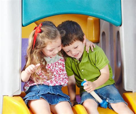 Bambini che giocano e sorridono