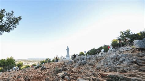 Vista panoramica della collina delle apparizioni a Medjugorje con la statua della Regina della Pace
