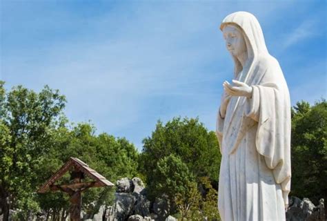 Statua della Madonna a Medjugorje, luogo di preghiera e riflessione