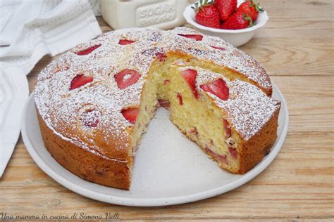 Torta Battesimo con yogurt e fragole, multistrato, per una bimba