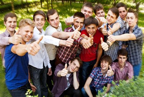 foto di un gruppo di ragazzi felici che partecipano a un'attività di gruppo in oratorio
