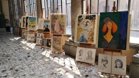 Foto di studenti che lavorano a progetti artistici o di design nel Liceo Artistico