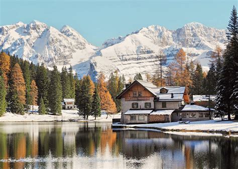 Foto del Lago Nambino con il rifugio e le montagne circostanti
