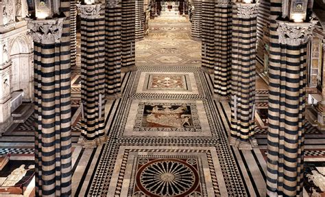 Panoramica dell'interno della Cattedrale di Siena, con il pavimento marmoreo e le colonne a fasce bianche e nere.