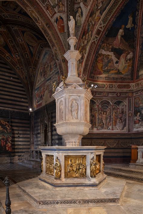 Fonte battesimale del Battistero di Siena, con sculture di Ghiberti e Donatello.
