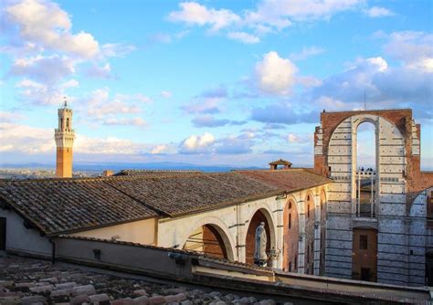 Percorso della Porta del Cielo con vista sul tetto della Cattedrale e sulla città di Siena.