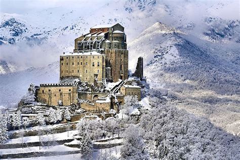 Foto aerea della Sacra di San Michele con evidenziata l'area del tetto danneggiato