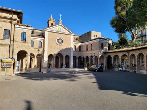 Interno della chiesa del Santuario della Madonna dello Splendore, con la statua della Madonna e l'organo