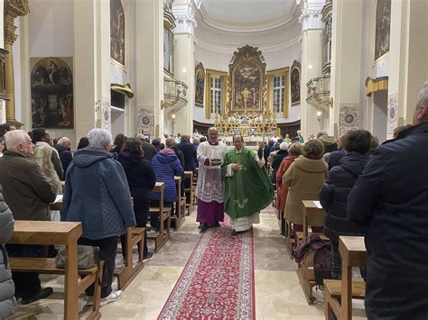 Foto di un parroco che saluta i fedeli o di una chiesa parrocchiale