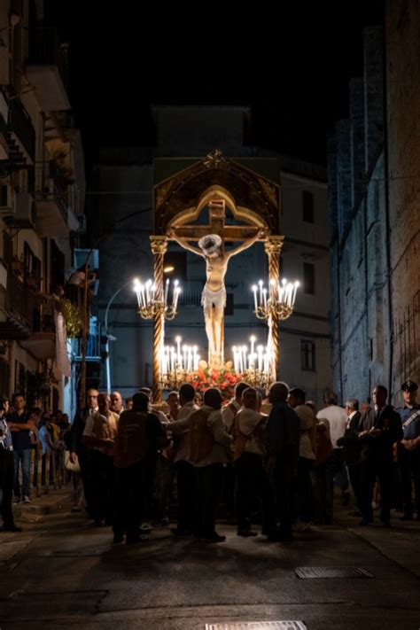 Foto della processione del Santissimo Crocifisso con i Fratelli che portano la Vara