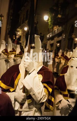 Penitenti a piedi scalzi durante la processione
