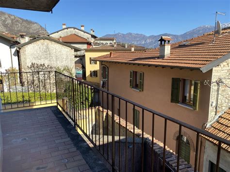 appartamento con balcone e vista città