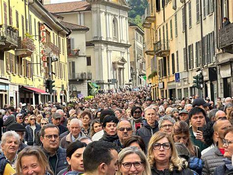 Folla di fedeli in processione per le strade di Lucca