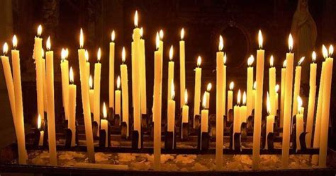 Processione con candele accese durante la Candelora