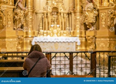 Immagine di un giovane in preghiera davanti all'altare, con un'espressione di profonda serenità.