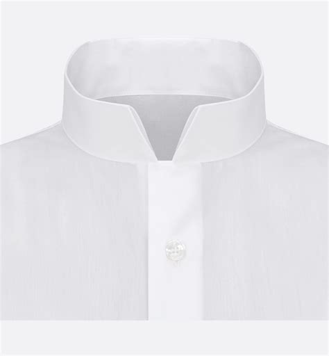 Dettaglio di un qamis bianco con colletto aperto