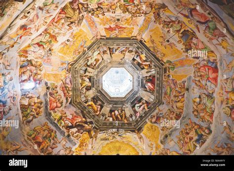 Interno della Cattedrale di Santa Maria del Fiore con l'affresco del Giudizio Universale sulla cupola