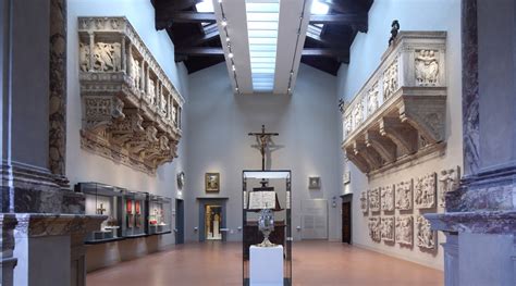 Interno del Museo dell'Opera del Duomo con opere d'arte