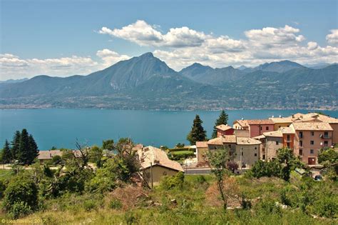 Veduta panoramica del complesso monastico immerso nel verde di San Zeno di Montagna