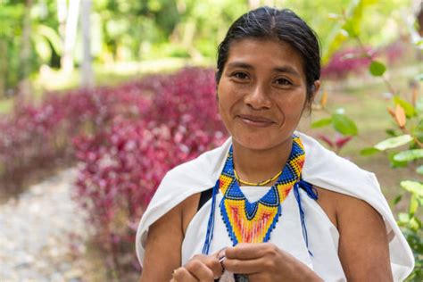 Ritratto di una donna indigena amazzonica con abiti tradizionali