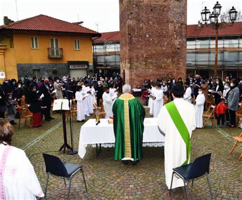 Comunità cattolica in Amazzonia che celebra una messa all'aperto