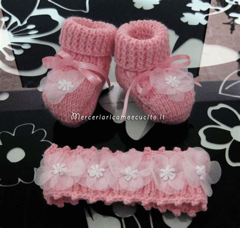 Collage di accessori per battesimo bambina: fasce, scarpette, copertine