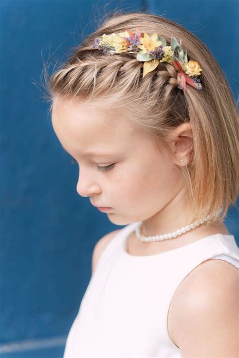 Foto di una bambina con caschetto corto e forcine decorate