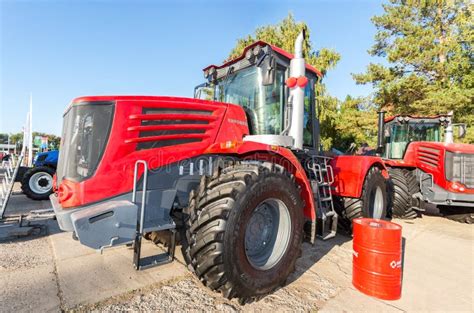 Foto di macchinari agricoli moderni esposti in fiera