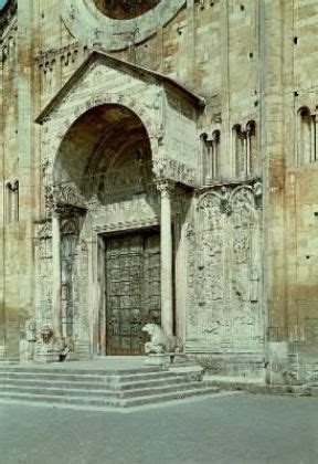 Dettaglio della facciata con il protiro e il mosaico dell'Annunciazione
