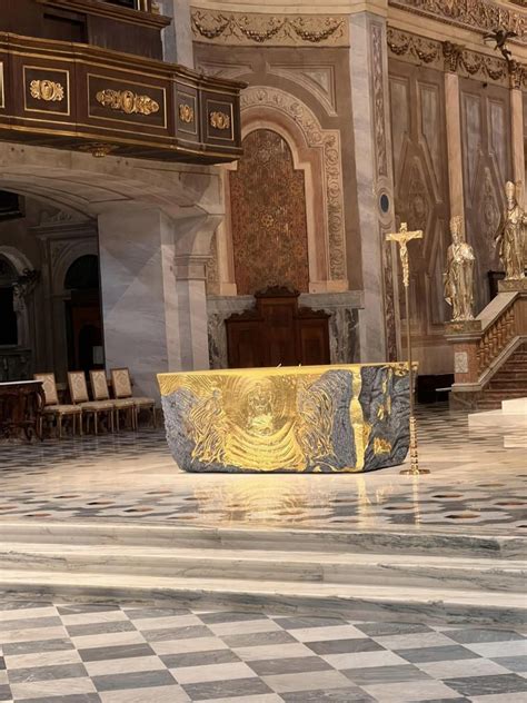 Dettaglio di un altare moderno con simbolismo pasquale.