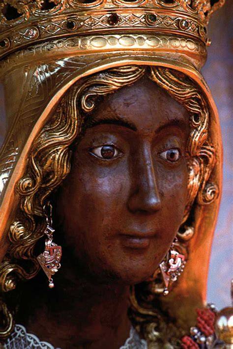 Dettaglio artistico della statua lignea della Madonna Nera di Viggiano