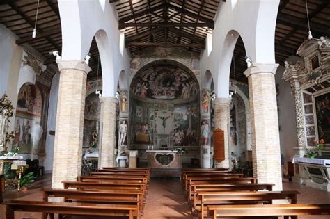 Vista esterna della Chiesa di Santa Maria Assunta a Borgo Panigale in un contesto urbano