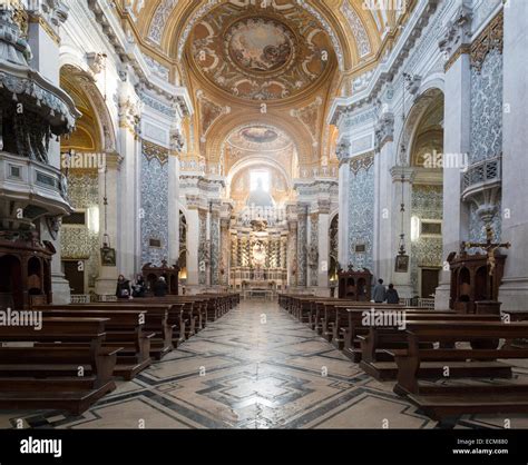 Interno della Chiesa di Santa Maria Assunta con dettagli architettonici e opere d'arte